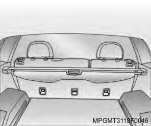 Para reclinar o encosto do banco traseiro na 3ª posição (mais reclinada), é necessária a remoção da cobertura do compartimento de cargas.