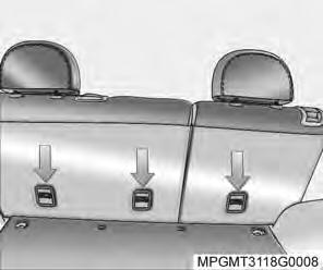 identificados por botão (setas) com o símbolo. Pontos de fixação para ancoragem superior Atrás do banco traseiro (setas).