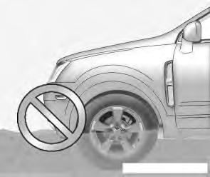 É recomendável não passar pelo trecho alagado se a lâmina d água for superior à altura do centro da roda, para minimizar riscos de dano ao veículo.