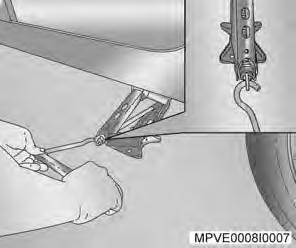 Remova o ange inferior (A) do parafuso de xação do pneu reserva puxando-o junto com a arruela de retenção, e em seguida reinstale primeiro o ange (A) na posição invertida, conforme ilustração,