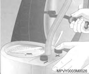 13-10 Substituição da palheta do limpador do vidro traseiro Levante o braço do limpador traseiro e puxe a palheta pela extremidade, desencaixando-a do cavalete de xação.