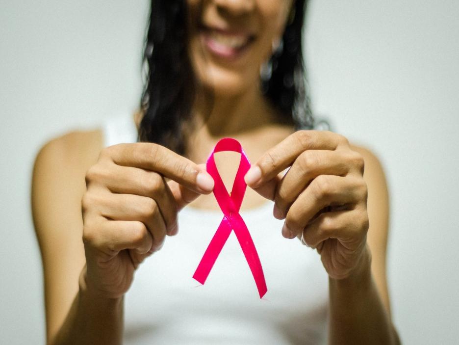 CÂNCER DE MAMA Segundo o Inca - Instituto Nacional do Câncer, o câncer de mama é o tipo mais comum entre as mulheres no mundo.