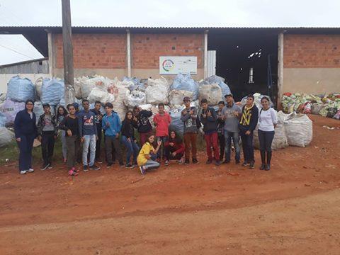 Educação Ambiental. Recebemos hoje em nossa central de triagem os jovens do CRAS de Itapetininga, participantes do Projeto Caminhando com as Águas do Paranapanema, realizado pelo IDEAS.