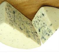 Para isto, coloca-se um saco plástico semi-rígido sobre cada queijo. A evaporação do próprio queijo satura de umidade o ambiente, e a alta umidade necessária à maturação do Gorgonzola é obtida.