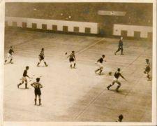 Contextualização Histórica do Futsal Algo parece ser unânime para todos aqueles que se propuseram a transitar pela história do futsal: de que os primeiros passos aconteceram na década de 30