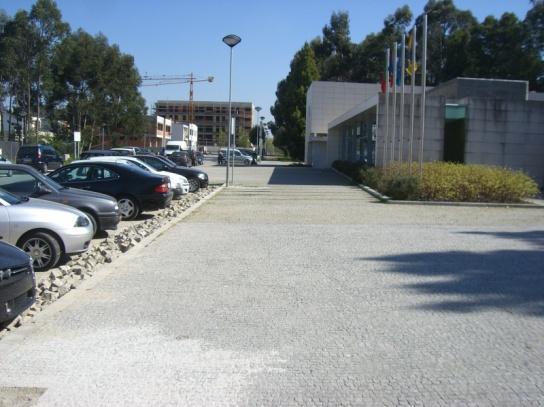 edifício tem um canal de circulação superior a 1.50m. - Existe estacionamento formal bem como lugares de estacionamento destinados a P.M.C.