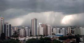 Chuva Convectiva Originada do processo de convecção livre, em que ocorre resfriamento adiabático, formando-se nuvens de grande desenvolvimento vertical.