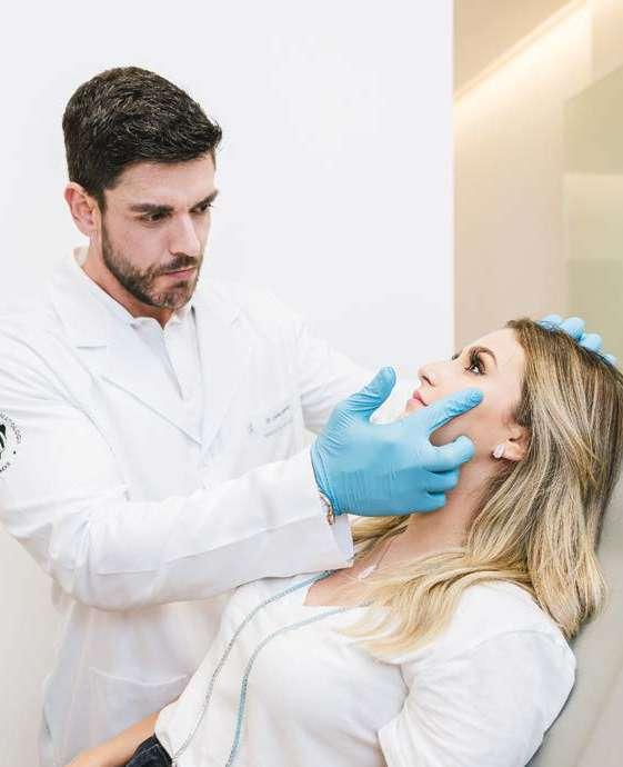 ESPECIAL CAPA FOTO \ PEDRO VILELA \ AGÊNCIA I7 FOTO \ JU FOINI LUCAS MIRANDA A opção pela dermatologia não foi motivo de dúvida para o médico, formado pela UFMG e com residência na Universidade