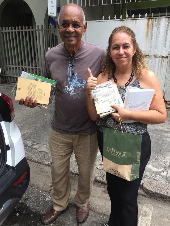 Beatriz Oliveira e alunos da EM local para levar os livros do carro para a
