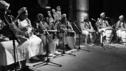 Texto para as questões 8 e 9 This African Indigenous Orchestra plays a variety of instruments from various parts of Africa.