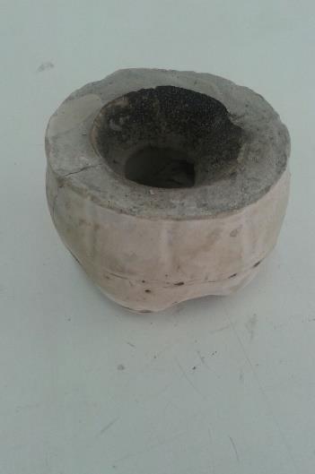 132 2.6. Vazamento da liga metálica Imagem 7: Casca cerâmica. Ainda com o intuito de fazer um processo de baixo custo, foi feito um forno artesanal com areia e gesso em um balde de aço.