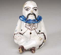 050 68 FIGURA DE CHINÊS SENTADO, paliteiro em faiança, decoração a azul e vinoso, português, séc.