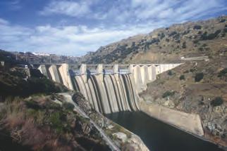É constituído por uma barragem, do tipo cis de eio vertical, de 60 MW cada, tendo contrafortes, dotada de descarregadores os alternadores 60 MVA de potência apa- de cheias de superfície, por duas