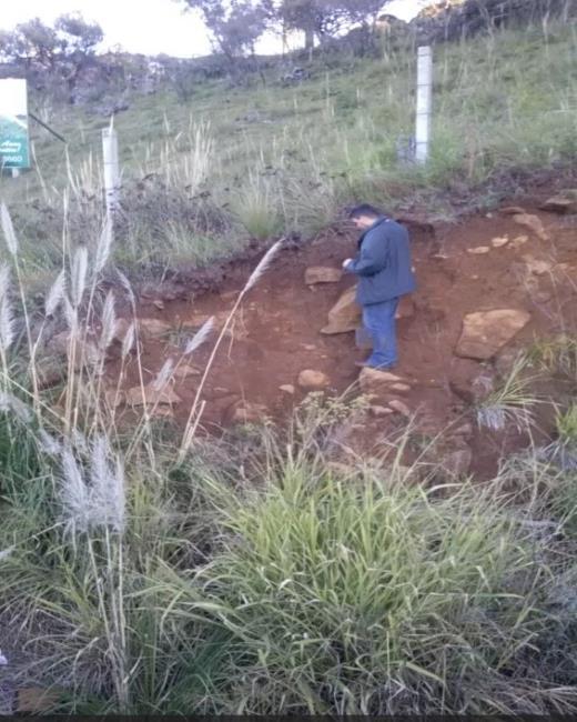 Solo bem profundo, com mais de 3 centímetros de horizonte A, localizado em relevo ondulado, que possibilita o trabalho de maquinas agrícolas, sendo favorável o uso com culturas anuais.