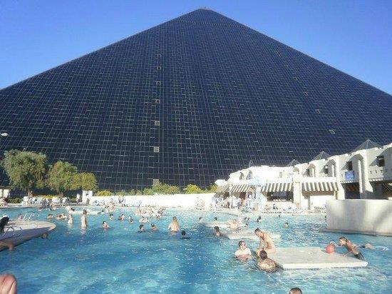 Piscina Há uma grande área de piscina no hotel Luxor.