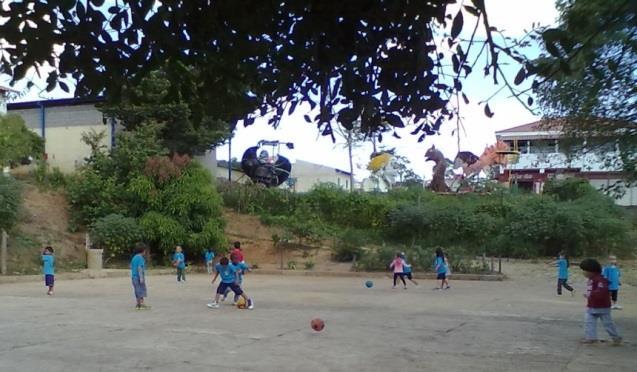 Abaixo imagens do momento em que os alunos brincavam livremente com vários tipos de bolas.