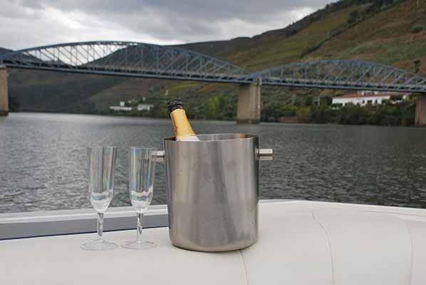 Navegamos à vontade, parando para saborear o silêncio e a suave ondulação do rio ou para se banhar nas águas do rio Douro.