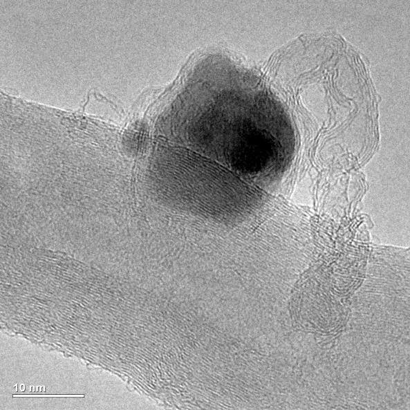 16a pode-se ver a possível presença de nanopartículas presas entre as paredes de um MWCNT, confirmado na figura