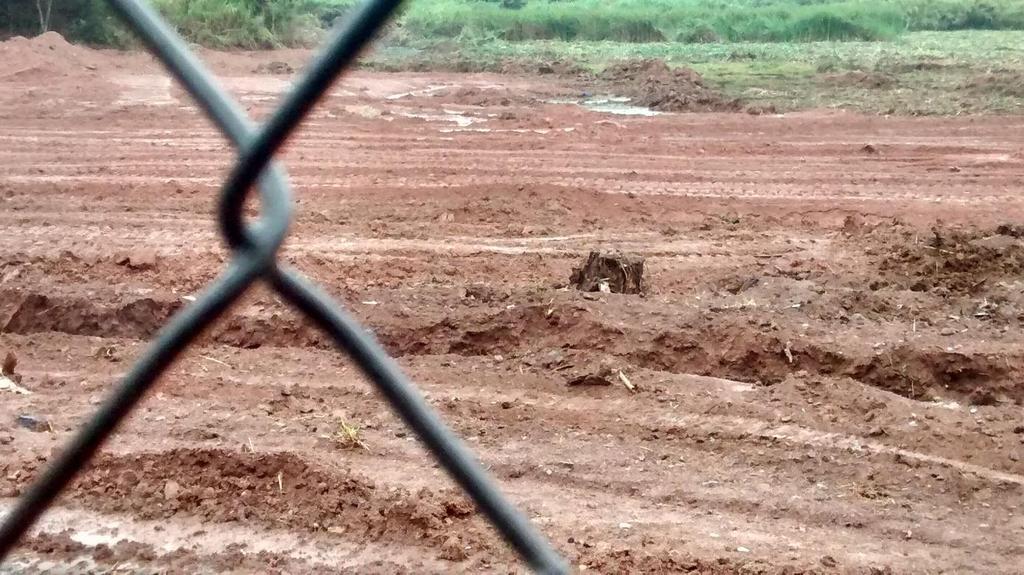 Notar o dreno construído para dar vazão às águas do curso d água proveniente do