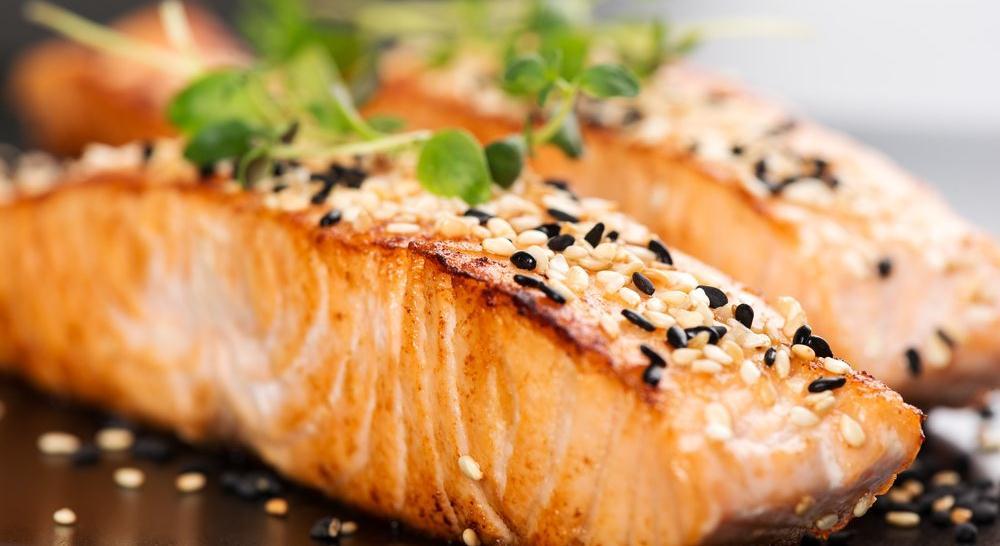 7-Salmão Pesquisas sugerem que o ômega-3, que contêm neste tipo e em outras qualidades de peixe, ajuda a aumentar os músculos e, quanto mais músculos você tem, mais calorias você queima.