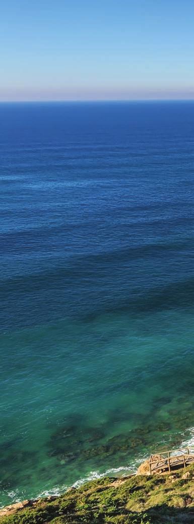 AS PRAIAS MAIS EMBLEMÁTCAS Praia de Ribeira d Ilhas Encaixada entre arribas altas, que funcionam como uma espécie de miradouro natural, Ribeira d Ilhas é a zona balnear mais a norte da freguesia da