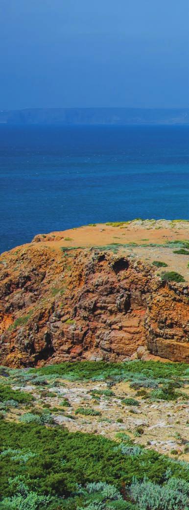 AS PRAIAS MAIS EMBLEMÁTCAS Praia da Bordeira Constituindo-se como a praia mais extensa do concelho de Aljezur, no Algarve com um areal de cerca de 3 km, a Praia da Bordeira situa-se a norte da