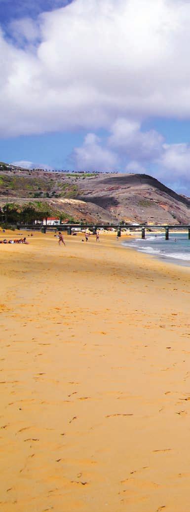 AS PRAIAS MAIS EMBLEMÁTCAS Praia de Porto Santo Uma belíssima praia com um extenso e contínuo areal de areias finas e douradas fazem da popularmente apelidada Ilha Dourada a sua imagem de marca.