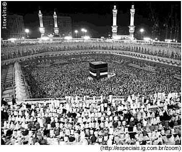 9ª Questão: Observe a fotografia de 31 de outubro de 2010 que registrou peregrinos no círculo da Caaba na Grande Mesquita, em Meca, Arábia Saudita.