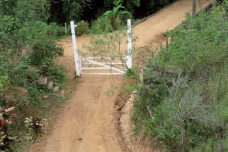 Rio Vale das Videiras. O acesso à fazenda é feito por uma pequena ponte à beira da estrada (f01).