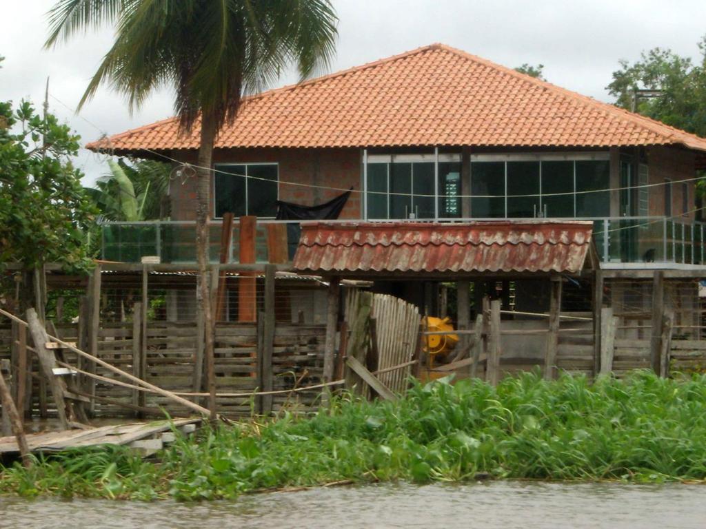 82 Figura 27: Casa de alvenaria na várzea Careirense (comunidade Beira-rio). Autor: MATOS, J.A. (Maio de 2012, durante a subida das águas).