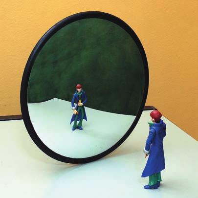 T. 253 (URN) Deodora, aluna da 4 a série do ensino fundamental, ficou confusa na feira de ciências de sua escola, ao observar a imagem de um boneco em dois espelhos esféricos.