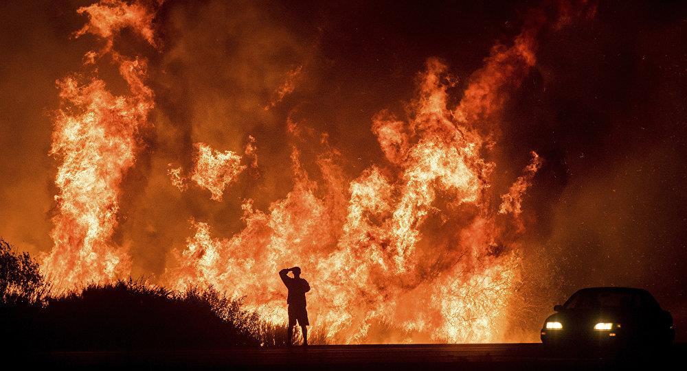 O fogo na Califórnia nasce com a junção de baixa umidade do ar, tempo quente e ventos fortes.