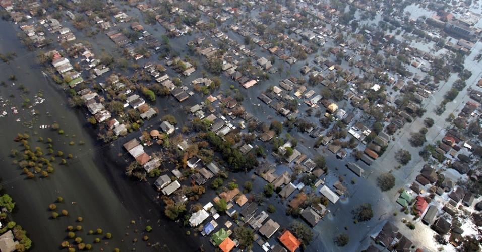 O furacão Katrina, com ventos de 280 km/h, causaram grandes prejuízos na região