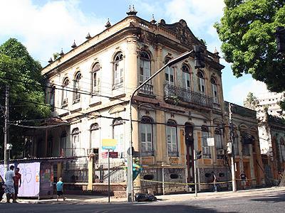 Neste palacete observamos as grades das janelas, o portão de