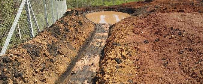 Contaminação das Águas Os cuidados com o meio ambiente não se restringem somente ao canteiro, a maior contaminação da água acontece em regiões fora dos limites do terreno onde acontecem os trabalhos