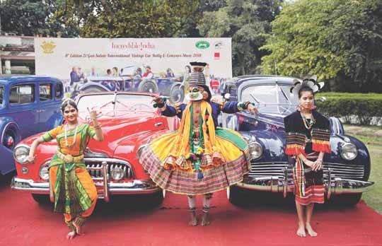 ZO SVETA, Z DOMOVA 15 DVE TVÁRE HISTÓRIE Na snímke zo včerajška sú klasické indické tanečníčky v historických kostýmoch pred dnes už historickými automobilmi označovanými ako vintage cars pred