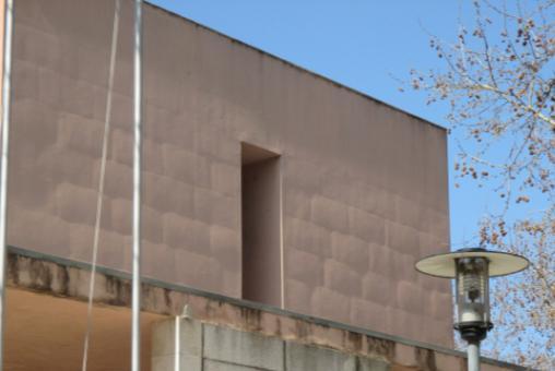 isolante térmico e descontinuidades nas fachadas, que resultam, fundamentalmente, em diferenças de textura, cor ou mesmo de material utilizado (por exemplo, em reparações mal planeadas ou executadas).