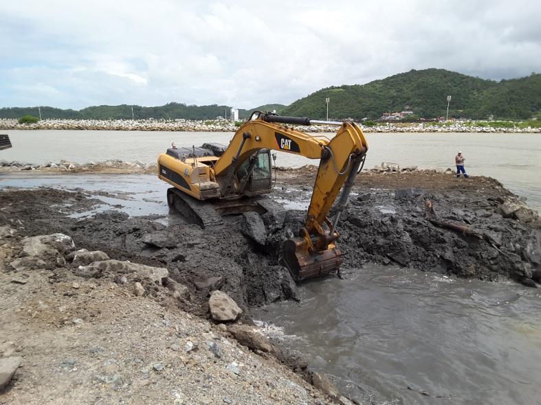 Itajaí 1 2- Aterro em rocha - nova estrutura do molhe norte 2