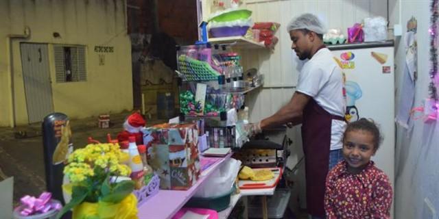 automotivo, mulheres vendendo coxinhas recém fritas, irmãos dando um trato no visual na barbearia da rua.