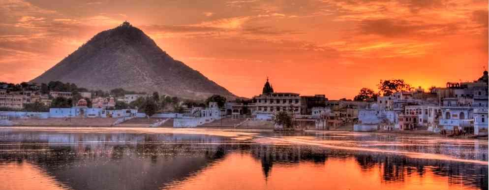 Pôr do Sol em Pushkar RISHIKESH Na região dos Himalaias, onde o rio Ganges é limpíssimo e dá para nadar, está a cidade de Rishikesh.