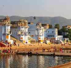 suas palestras. PUSHKAR Pushkar é uma das cidades sagradas da Índia, com diversos templos e um lago no seu centro, o local esbanja beleza.