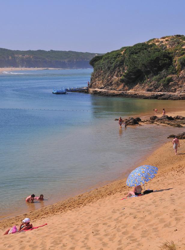 Verdadeira praia de rio, situa-se junto à foz do Mira, na margem norte.