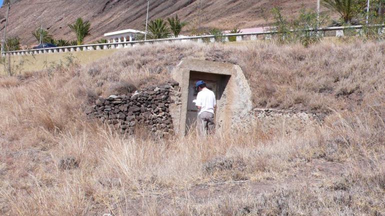 Bomba Eléctrica: Oxidada e tubagem em médio estado de conservação; Nível Hidrostático (NHE): 17,54m; Nível da Base: 17,84m; Coluna de Água: 0,30m; Material no Fundo: Não, observado (limpo);