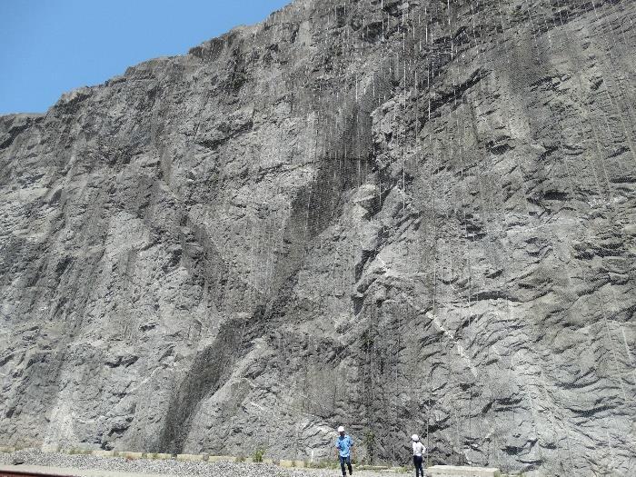 Desta forma, o projeto de estabilização e proteção do talude rochoso do Morro da Mariquita foi realizado com painel SteelGrid HR 50 instalado a partir da crista até 1/3 da altura do talude (presença