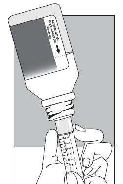 Para obter a dose prescrita pelo médico, puxe o êmbolo até que a dose esteja exatamente em linha com a base da seringa,