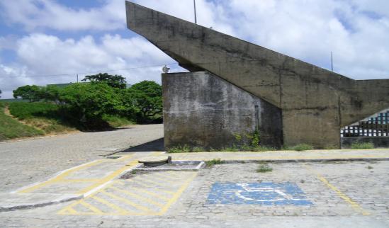 ] ESTACIONAMENTO [ É comum encontrar estacionamentos sem a placa de sinalização, ou com a placa fora dos padrões estabelecidos pelo Conselho Nacional de Trânsito (CONTRAN).