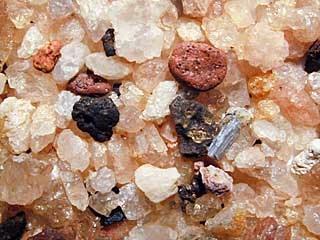 Minerais primários: são minerais remanescentes de rochas ígneas ou metamórficas, que podem permanecer no perfil dos solos intemperizados (velhos) se forem resistentes Conforme a origem os minerais do