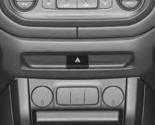 O controle de luzes externas em AUTO (se disponível) ou OFF (veículo sem luzes automáticas) Motor ligado e alavanca seletora fora da posição P.
