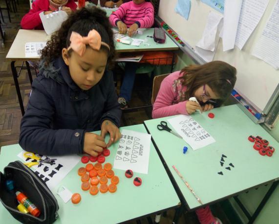 desenvolvimento em sala de aula. Outra justificativa para este comportamento receptivo ao jogo de xadrez pelos alunos reside no fato deste conteúdo ser, acima de tudo, um jogo.