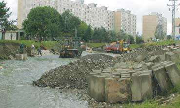 Vodohospodári v týchto dňoch upravujú brehy rieky Hornád v meste Spišská Nová Ves, ktoré poškodili povodne ešte v rokoch 2008 a 2010. FOTO SITA/RASTISLAV OVŠONKA Obvinenia Milana J.